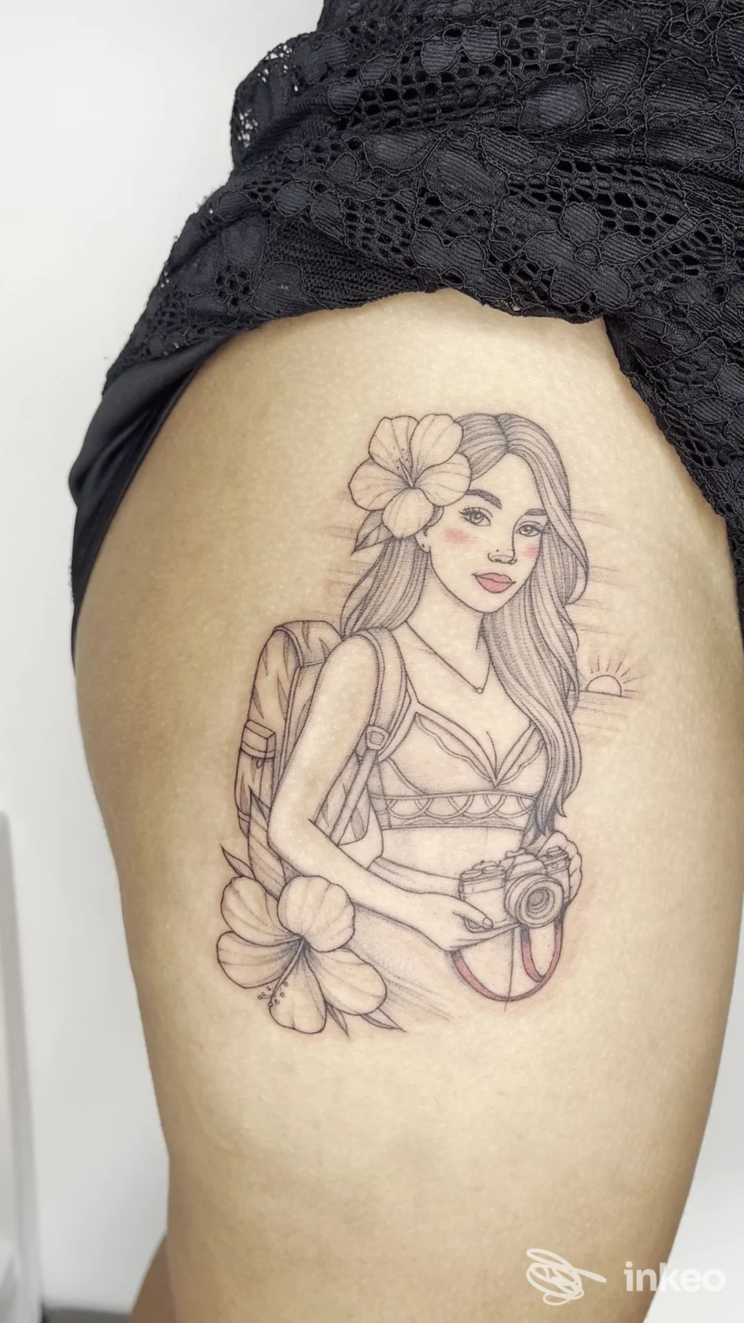Tatuaggio linework su coscia raffigurante una donna con fotocamera. ASSIA_CON2ESSE_TATTOOSS, Borgosesia.