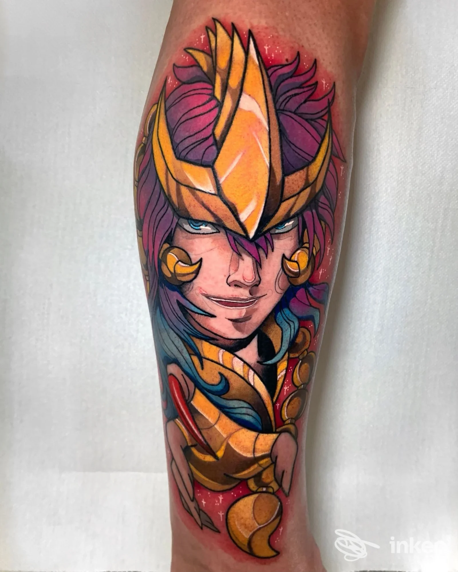 Tatuaggio colorato su avambraccio con personaggio con elmo dorato — Ago della Bilancia Tattoo Atelier, Varallo