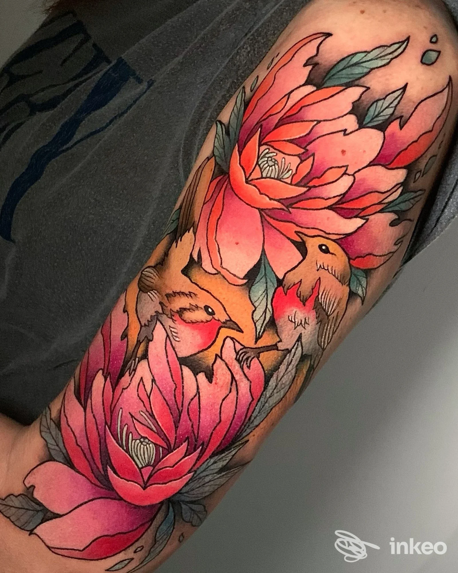 Tatuaggio a manica parziale con grandi fiori rosa e uccelli, eseguito da Ago della Bilancia Tattoo Atelier - Juliet CB a Varallo.