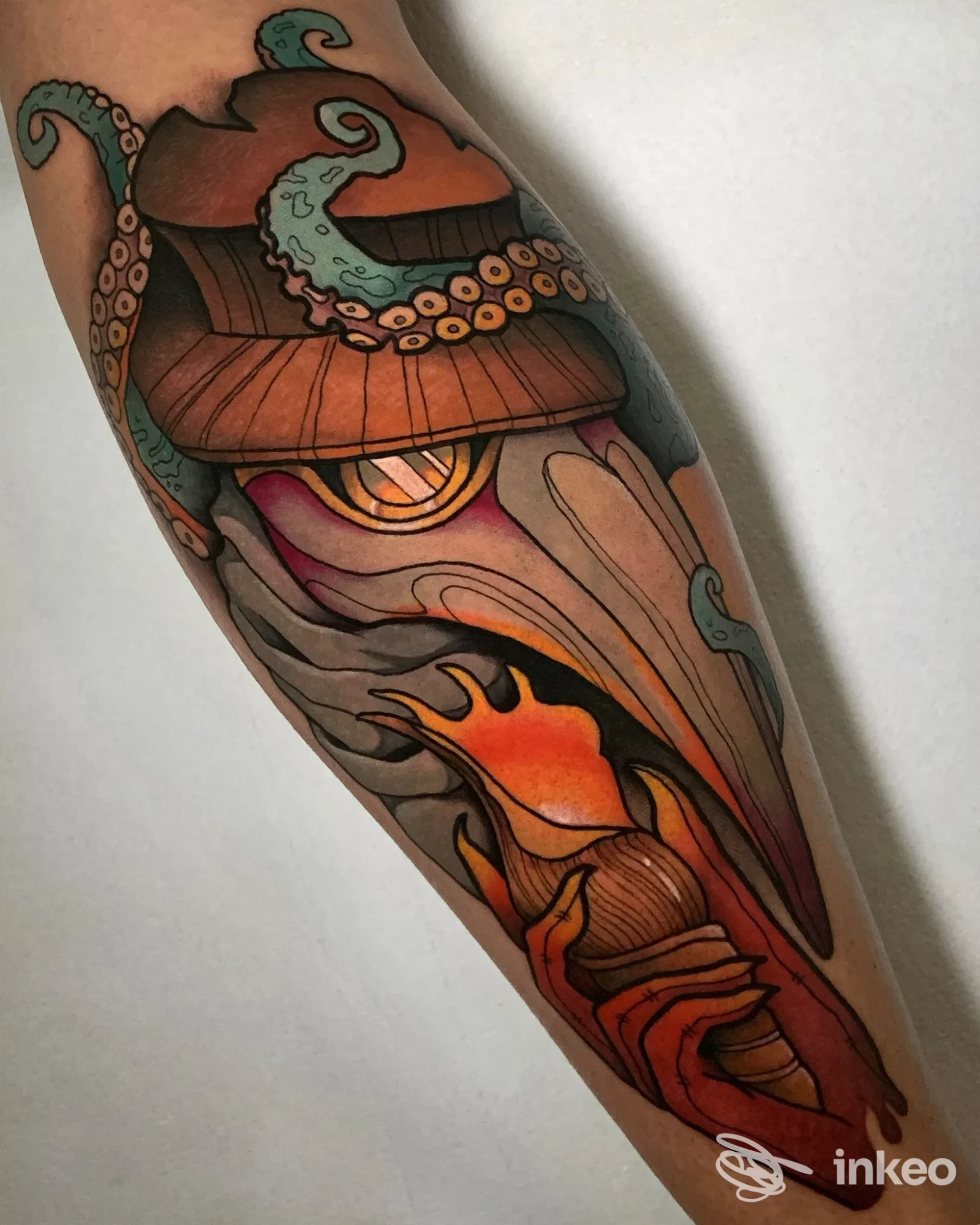 Tatuaggio colorato su avambraccio realizzato da Ago della Bilancia Tattoo Atelier - Juliet CB a Varallo, con elementi marini e tonalità calde.