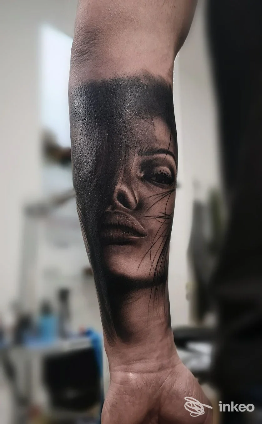 Avambraccio con grande tatuaggio realistico in bianco e nero raffigurante il volto di una donna, lavoro di Alex Fascio presso NOVUS tattoo studio, Torino.