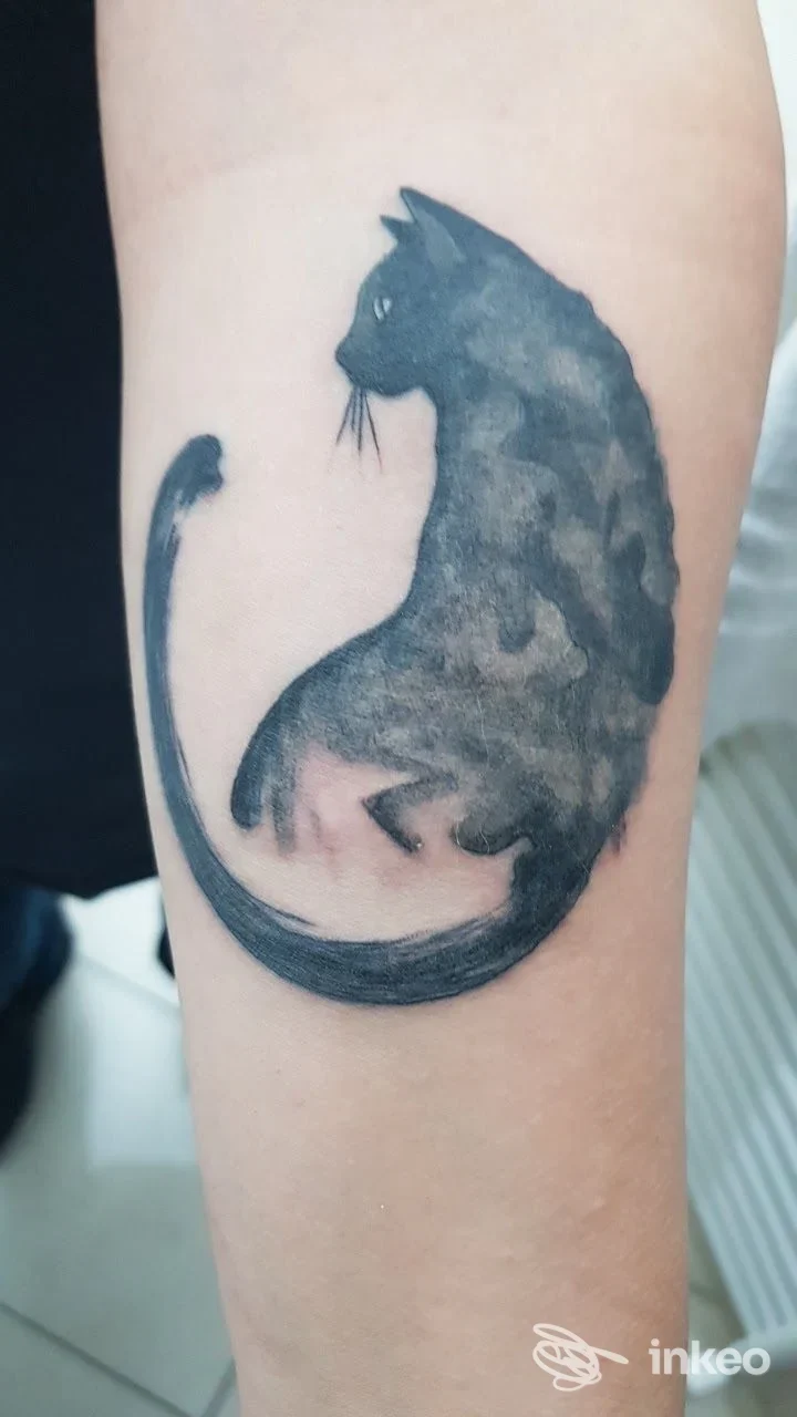 Tatuaggio a silhouette di gatto sull'avambraccio, Gold Tattoo Torino, Turin.
