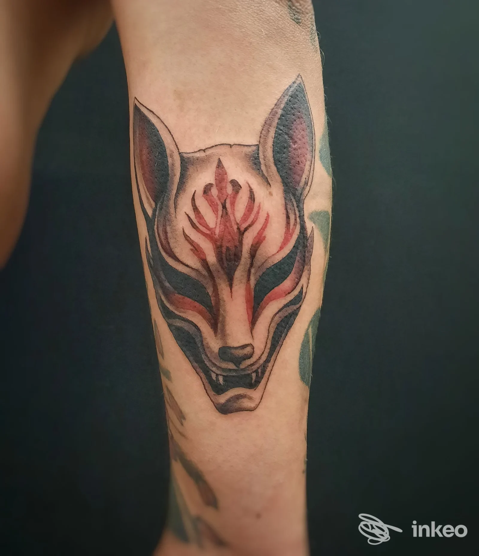 Tatuaggio a maschera di animale sull'avambraccio, foto inviata da Ainos Tattoo, Torino.