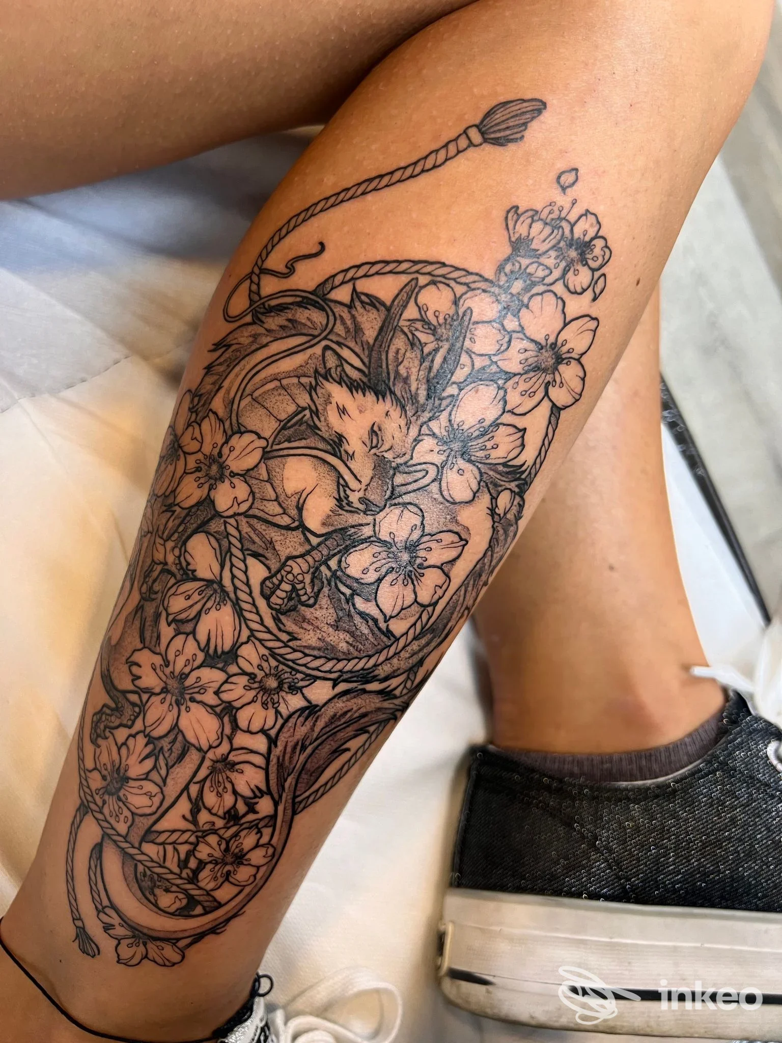 Tatuaggio in nero su polpaccio con volpe e fiori, lavoro fotografato presso Al 3 tattoo studio a Biella.