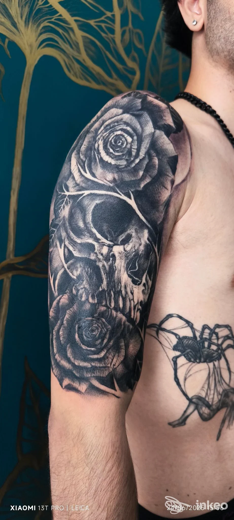 Mezza manica in bianco e nero con rose e teschio, scattata per Alpignano Ink ad Alpignano.