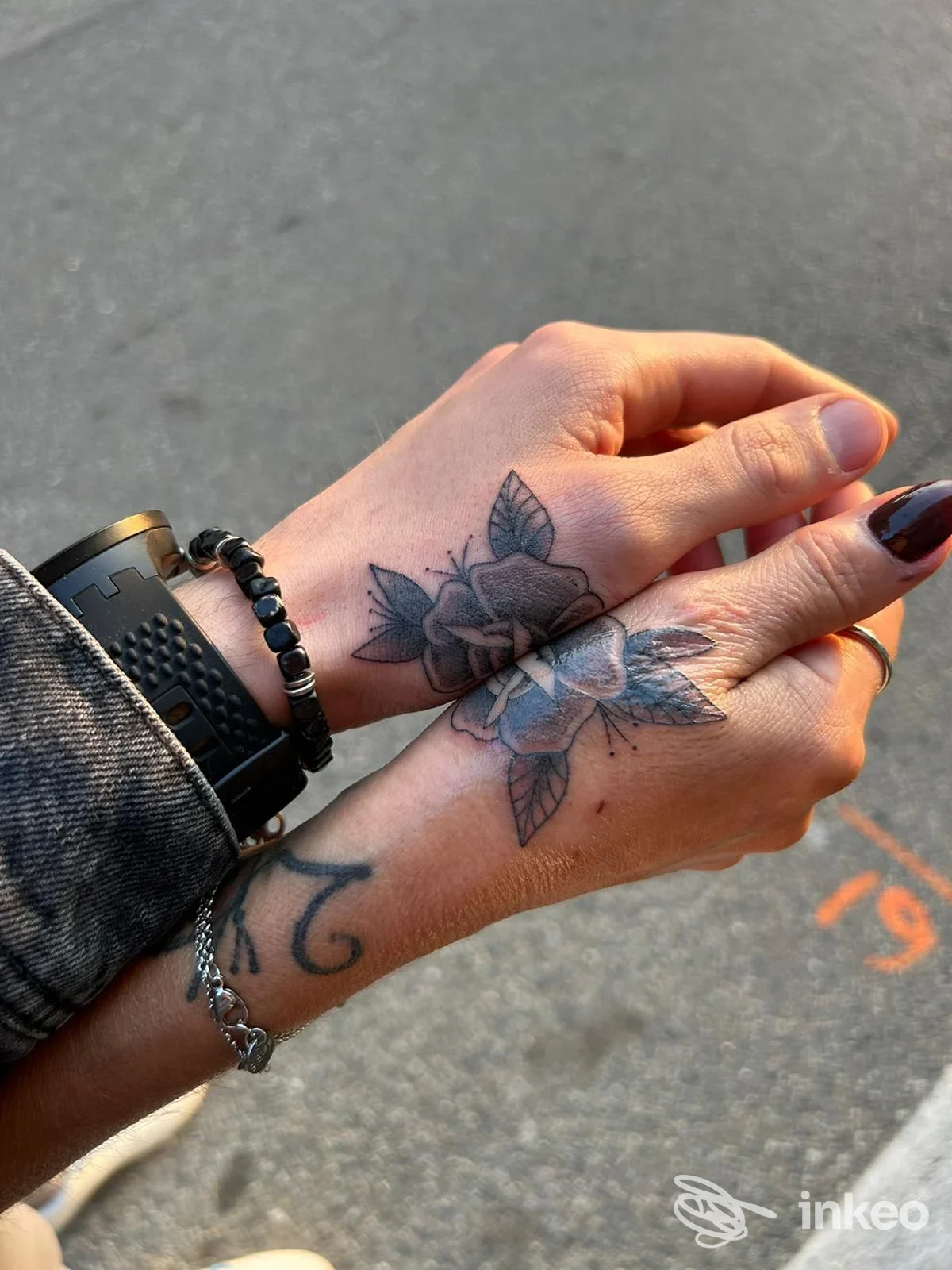 Primo piano di due mani con tatuaggi a fiore sul dorso, immagine fornita da Bepolar Tattoo Family, Chivasso.