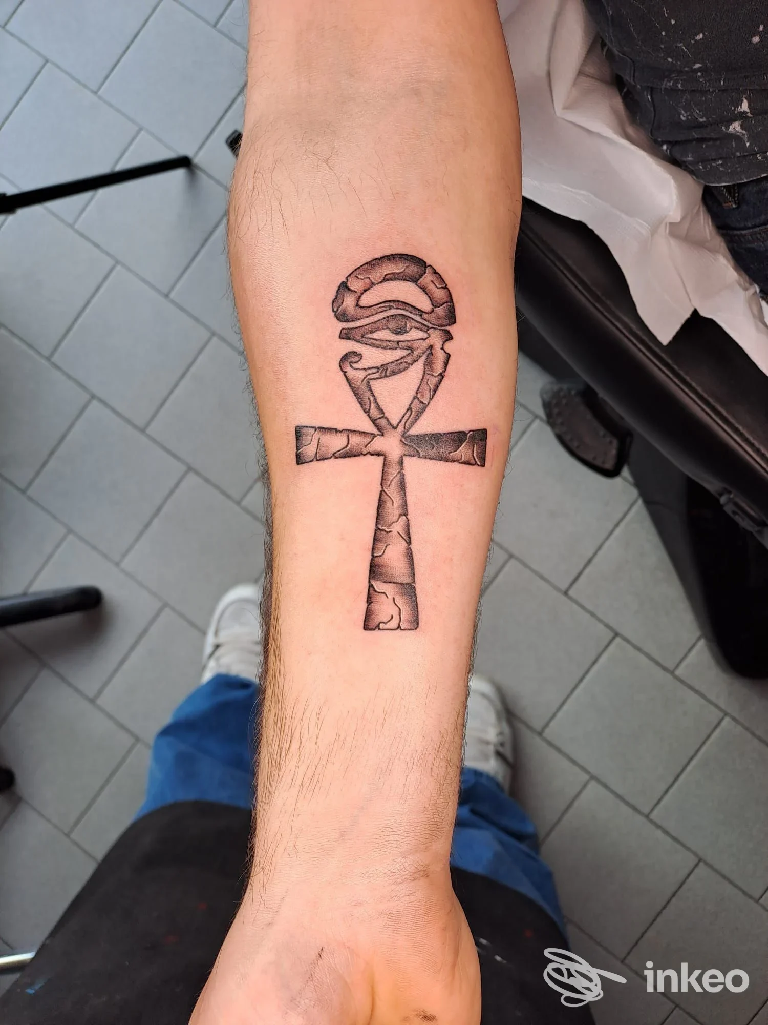 Tatuaggio ankh con Occhio di Horus sull'avambraccio, fotografia fornita da Bibo Tattoo, Dormelletto.