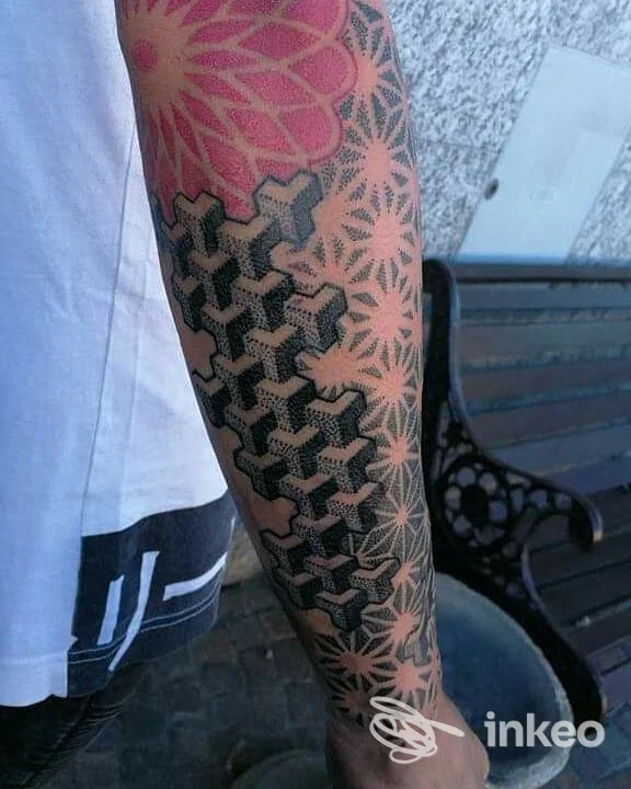 Manica geometrica e ornamentale sull'avambraccio, foto per Bibo Tattoo a Dormelletto.
