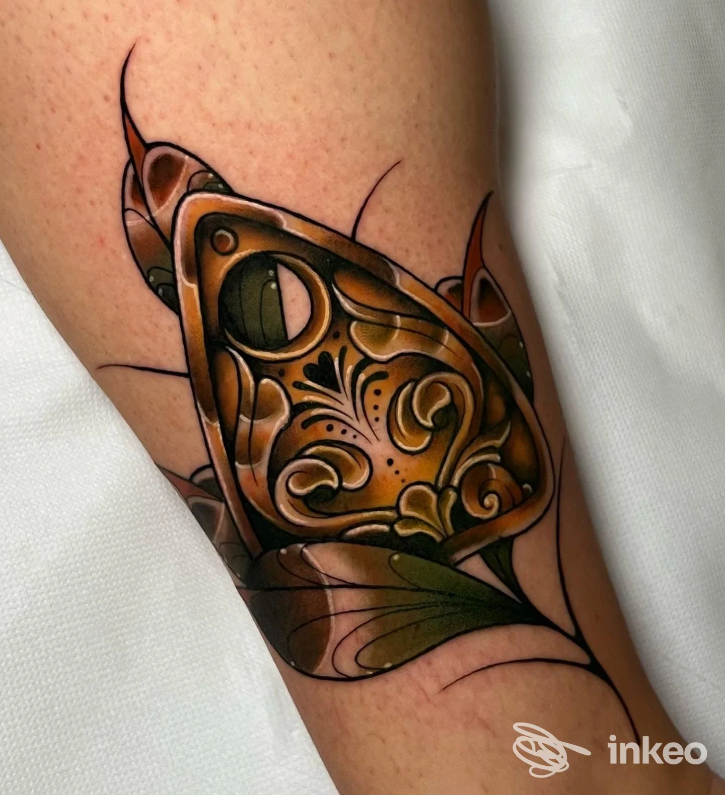 Tatuaggio ornamentale color oro su avambraccio, BLUEHIDRANGEA TATTOO STUDIO, Biella.