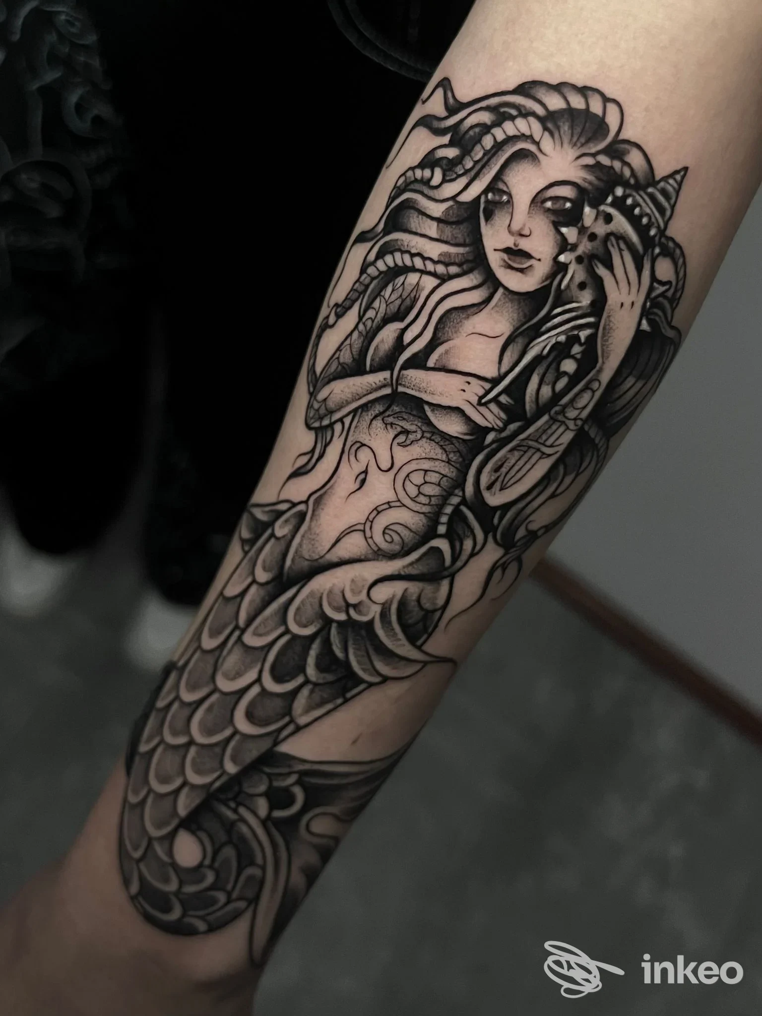 Tatuaggio su avambraccio raffigurante una sirena in bianco e nero, realizzato da BLUEHIDRANGEA TATTOO STUDIO by ALESSIA ZONCO a Biella.