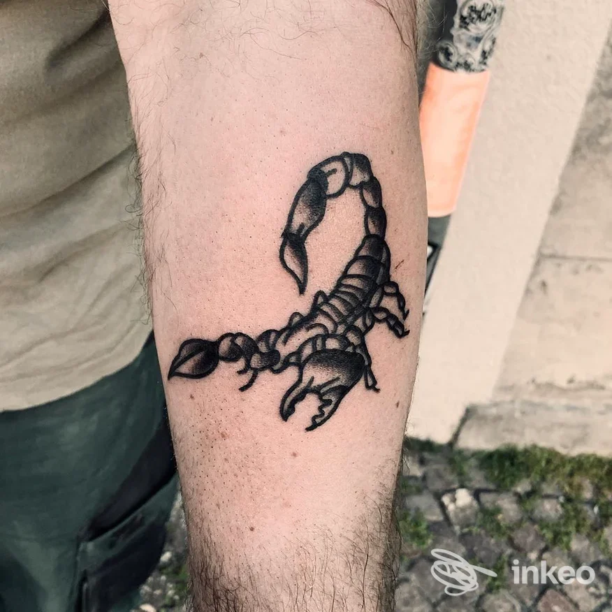 Tatuaggio scorpione in nero sull'avambraccio, foto dello studio Bad Brains Tattooing a Ivrea.
