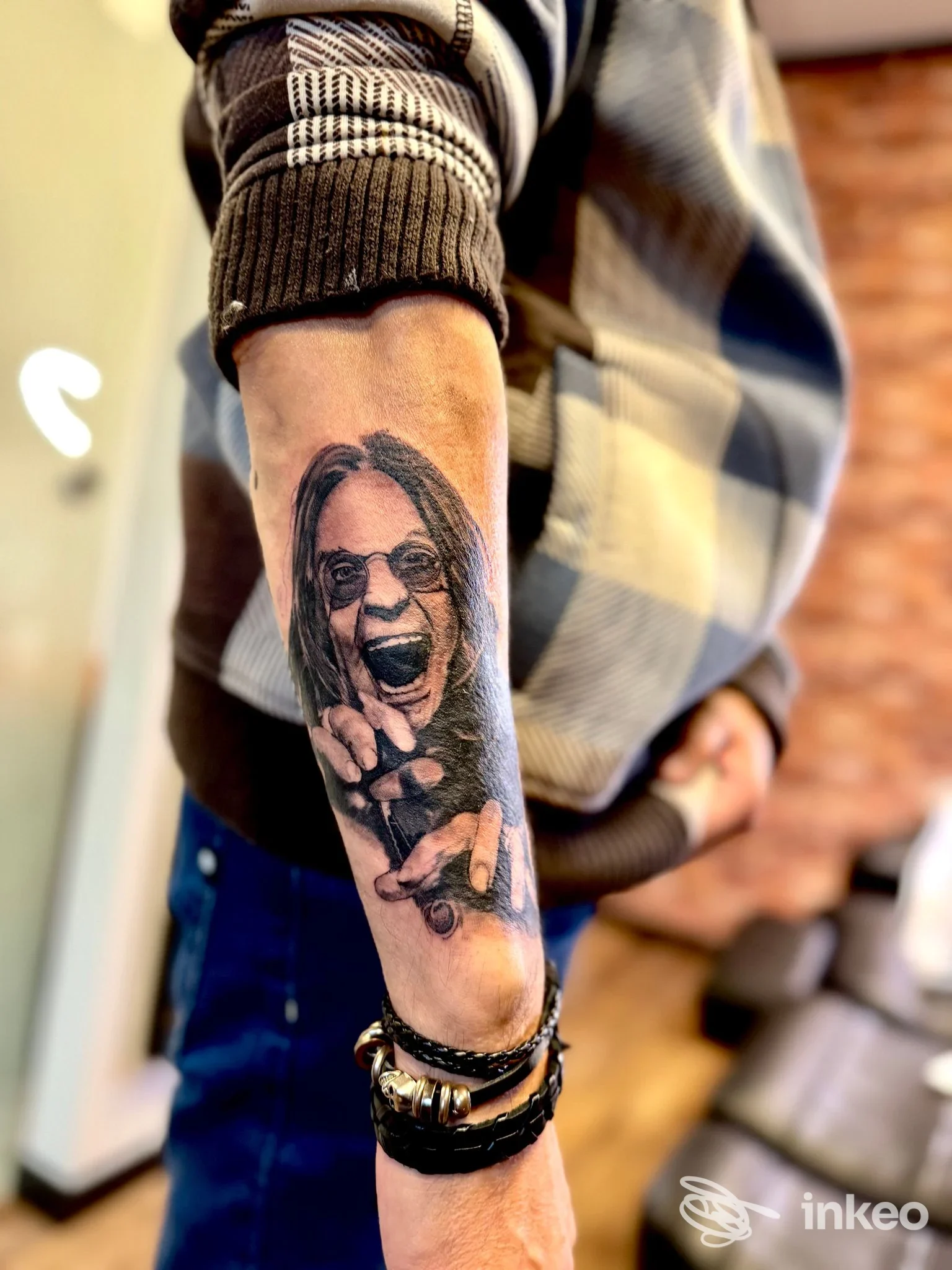 Tatuaggio realistico su avambraccio sinistro raffigurante una persona che urla, visibile parte del braccio, senza volto intero. Studio Neropece Tattoo Studio, città non specificata.