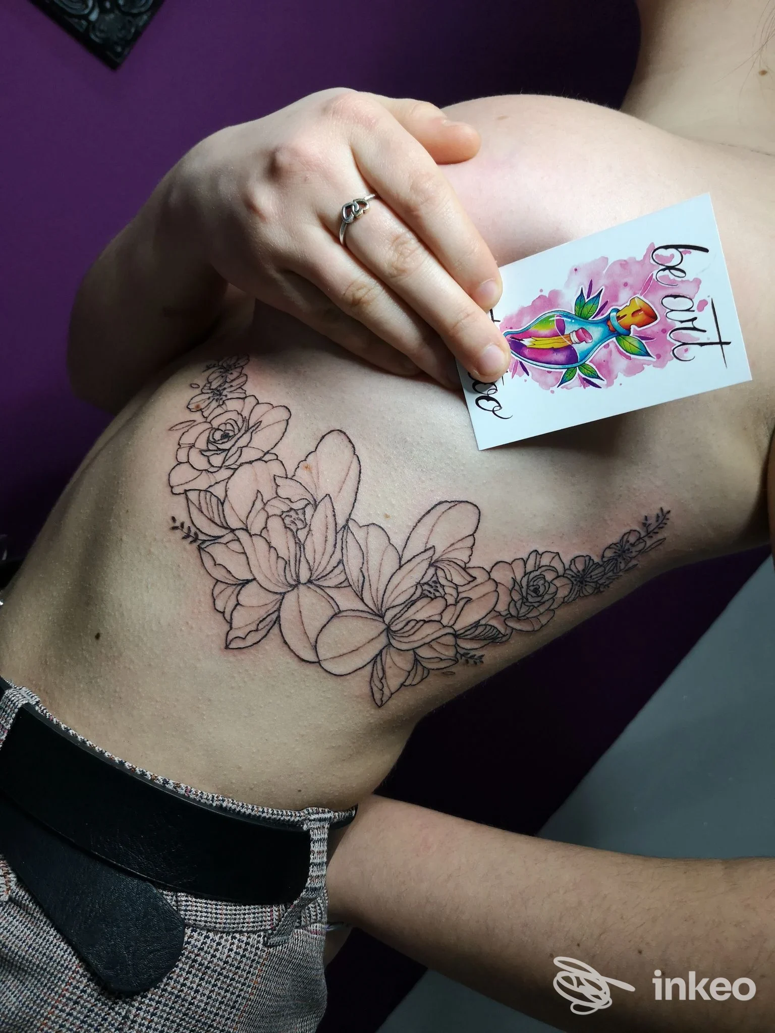 Tatuaggio a contorno floreale sul fianco/gabbia toracica. Be Art tattoo, Bistagno.
