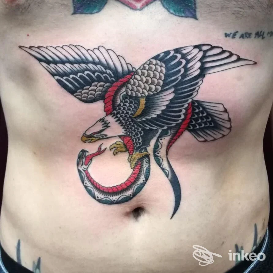 Grande tatuaggio sul petto e addome raffigurante un'aquila che afferra un serpente, realizzato da Becchi Tattoo Cluster Studio a Torino.