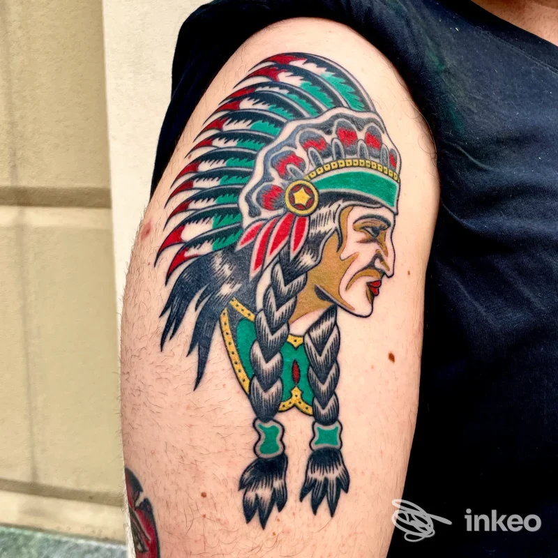 Grande tatuaggio tradizionale raffigurante un capo indiano sull'esterno del braccio; Black Bandana Tattoo, Savigliano.