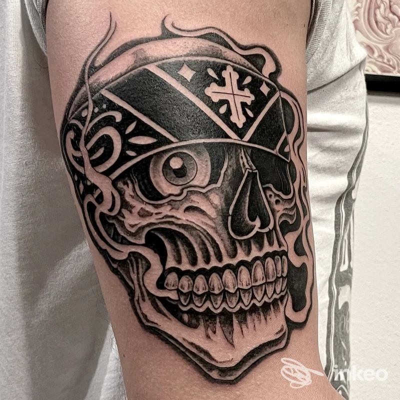 Tatuaggio in nero e grigio a forma di teschio con bandana sull'avambraccio, Black Bandana Tattoo, Savigliano.