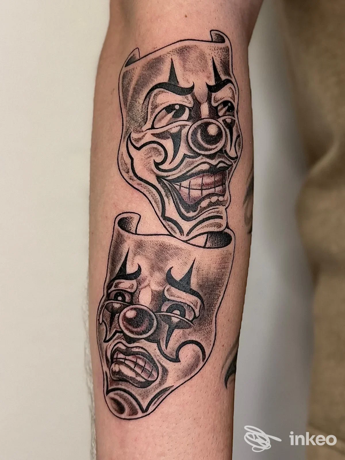 Tatuaggio black & grey di due maschere sul polso/avambraccio, Black Bandana Tattoo, Savigliano.