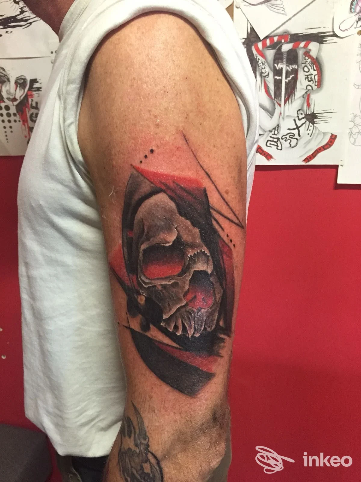 Tatuaggio teschio stilizzato sul braccio superiore, lavoro eseguito da Blackout Tattoo a Chivasso.