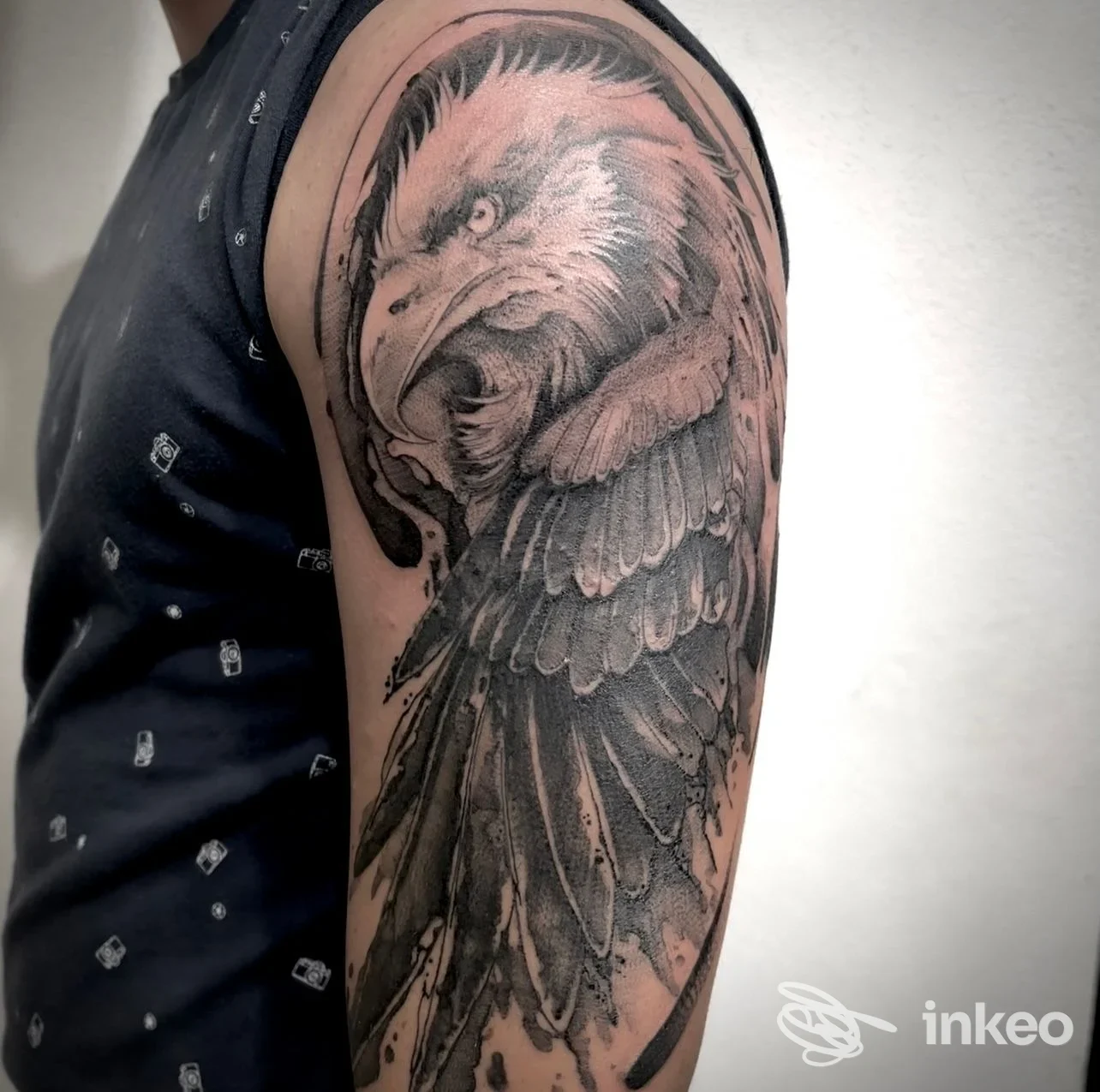 Tatuaggio aquila in bianco e nero sul braccio superiore, foto dallo studio Blackout Tattoo a Chivasso.