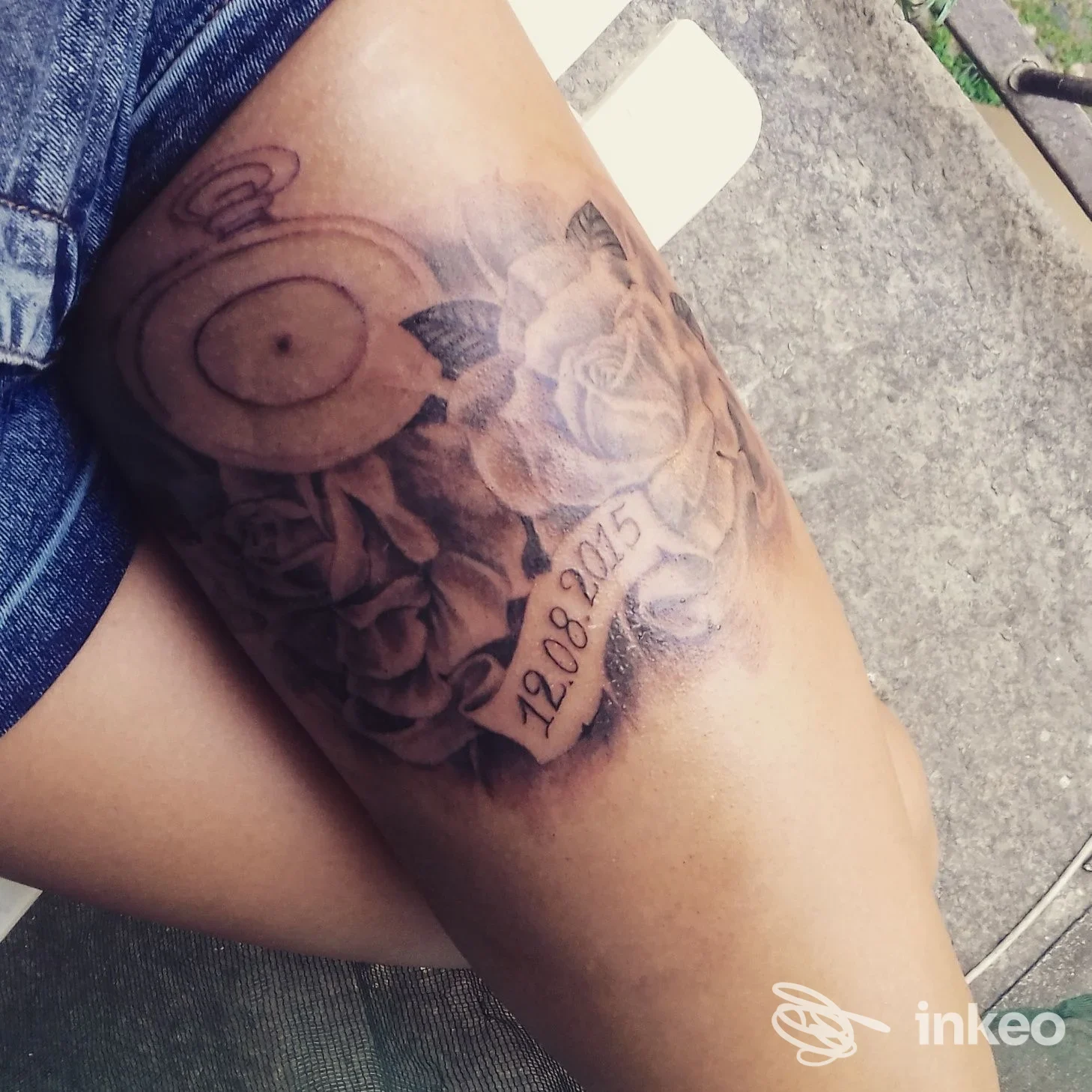Tatuaggio di rose e orologio con la data 12.08.2015 sul lato della coscia. Body Hard Tattoo, Torino.