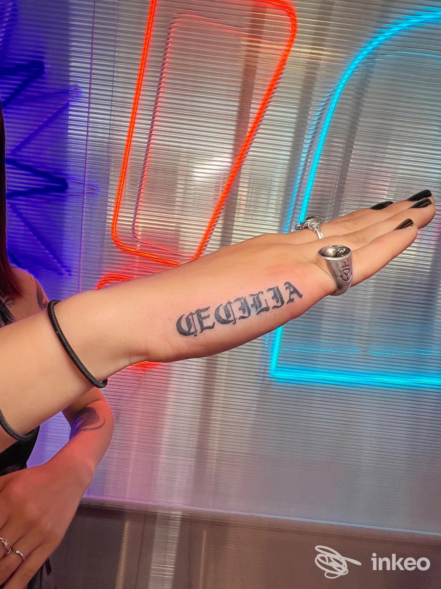 Dettaglio di un tatuaggio testuale sul fianco della mano, foto fornita da Buum Tattoo Studio - Moncalieri.