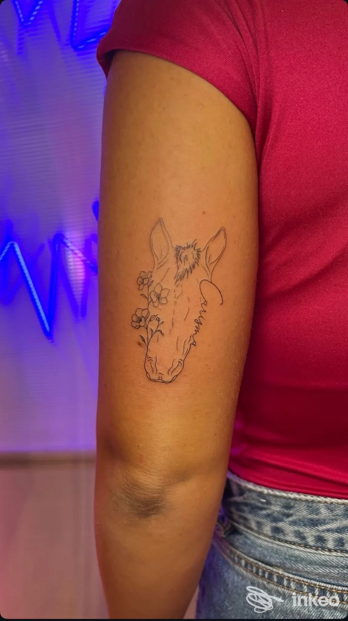Tatuaggio a linee sottili di testa di cavallo con fiori sul braccio superiore, foto per Buum Tattoo Studio - Moncalieri.