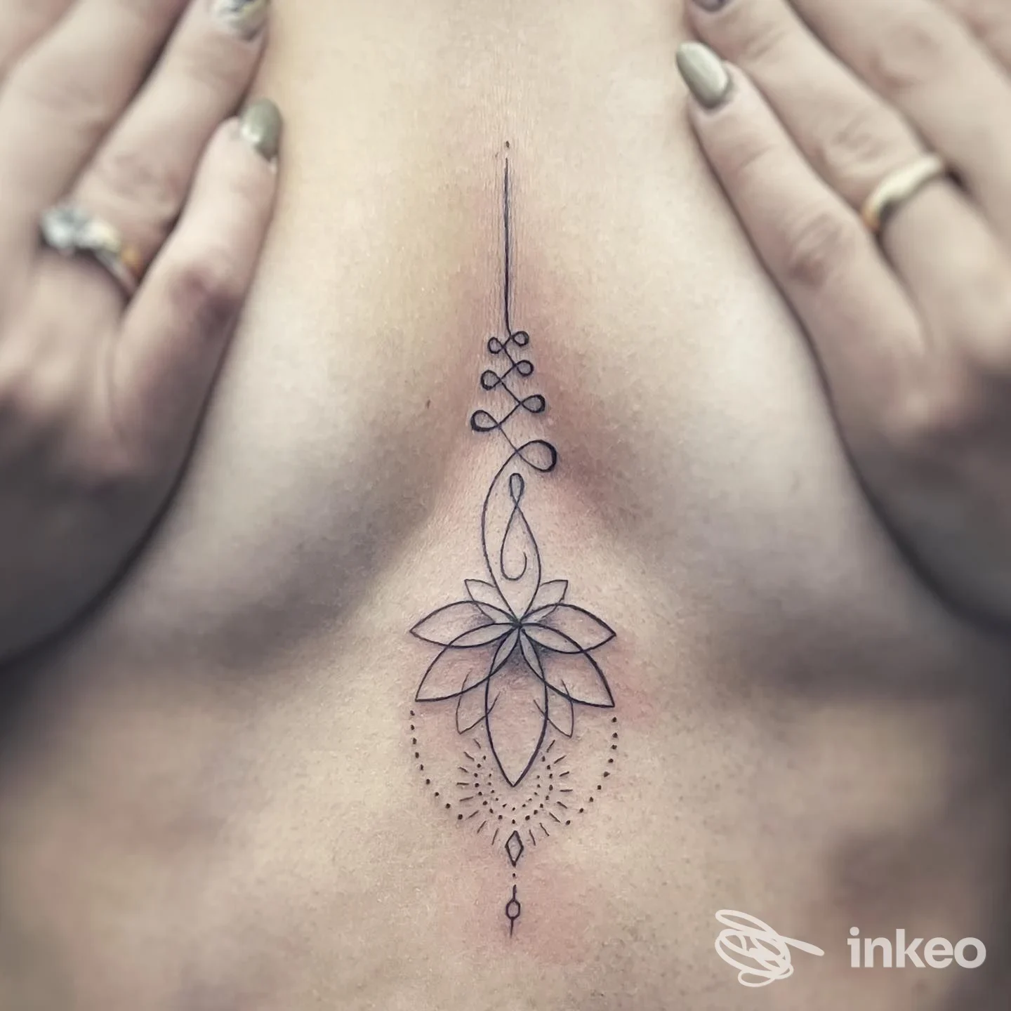 Tatuaggio ornamentale lineare sullo sterno, foto di Black Studio Tattoo & Piercing a Torino che mostra il lavoro su pelle reale.