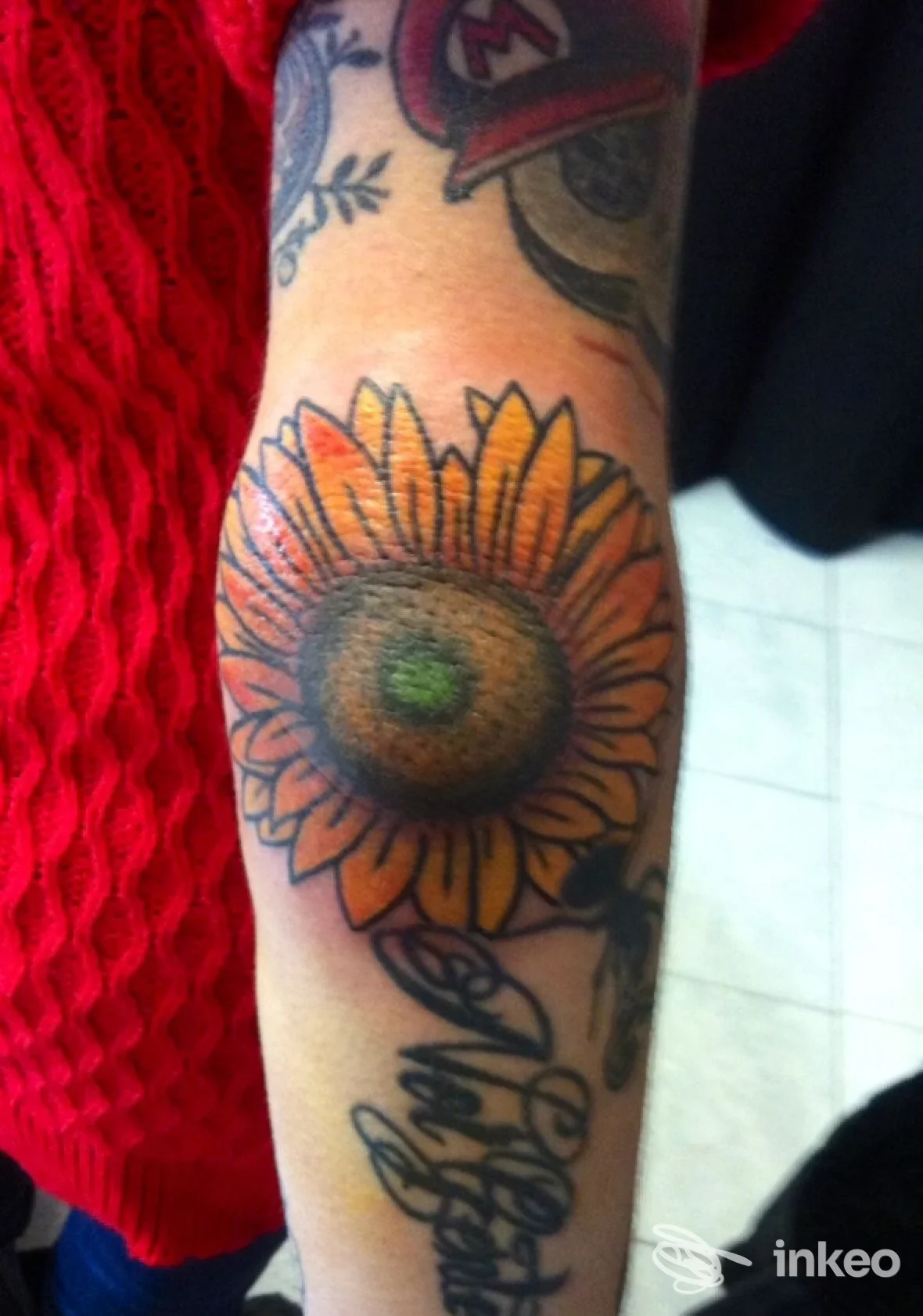 Girasole colorato tatuato sull'avambraccio, foto fornita da Cani Sciolti Tattoo&Piercing, Torino.