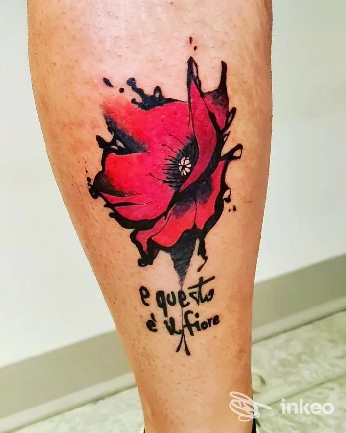 Primo piano di un tatuaggio a papavero rosso sul polpaccio, ClubHouse tattoo studio Leini.