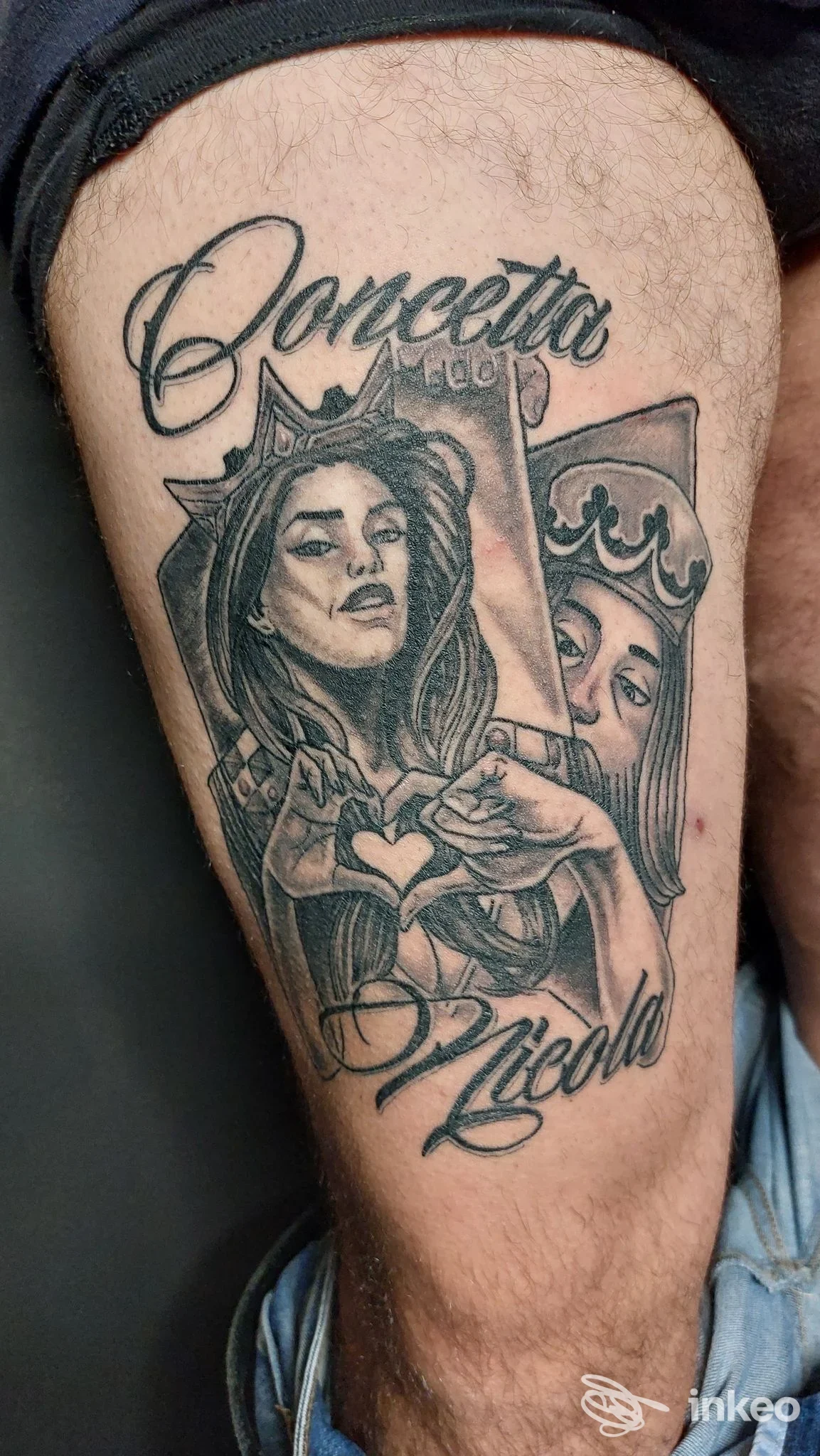 Tatuaggio in bianco e nero su coscia realizzato dalla Compagnia degli Inchiostri studio tattoo, Torino, con volti femminili e scritte ornamentali.