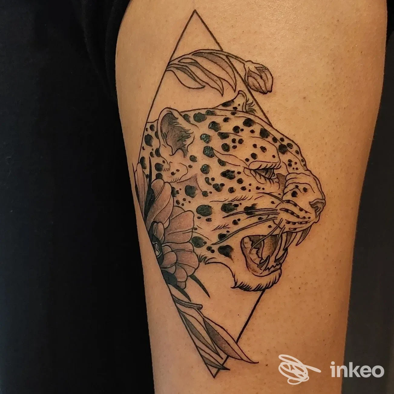 Tatuaggio a tema felino con fiori sul braccio, foto fornita da Compagnia degli Inchiostri studio tattoo, Torino.