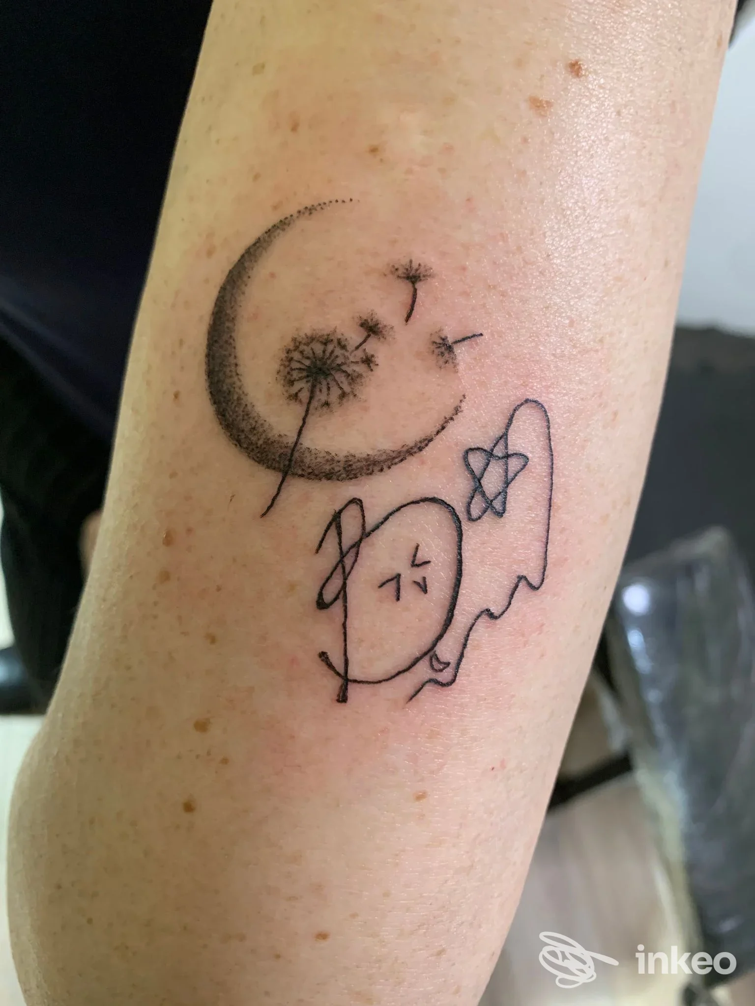 Tatuaggio minimal su avambraccio con mezzaluna in dotwork e disegno lineare, foto fornita da DéN Tattoo Saloon, Torino.