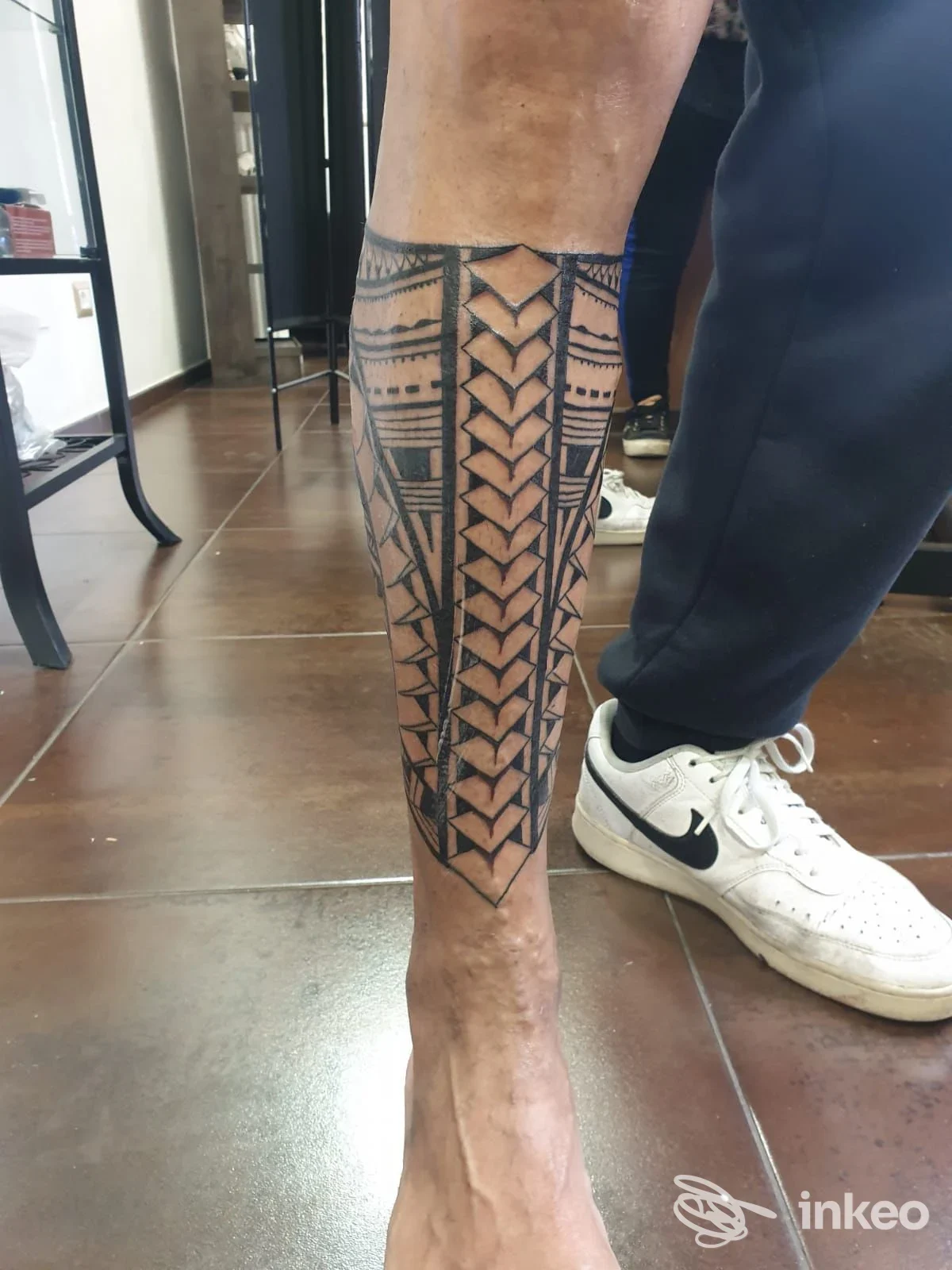 Tatuaggio geometrico e tribale sul polpaccio sinistro, foto scattata in studio. Danger Tattoo Studio, Torino.