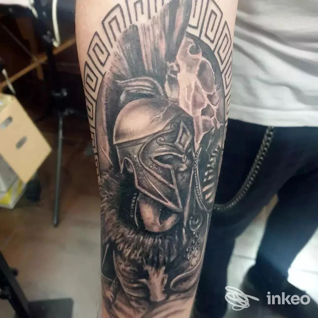 Tatuaggio realistico in bianco e nero su avambraccio, foto da Danger Tattoo Studio a Torino.