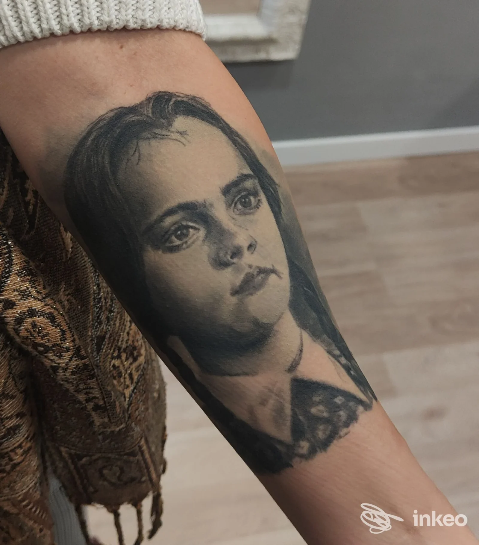 Ritratto realistico tatuato sull'avambraccio, foto condivisa dallo studio Diem Tattoo a Torino.