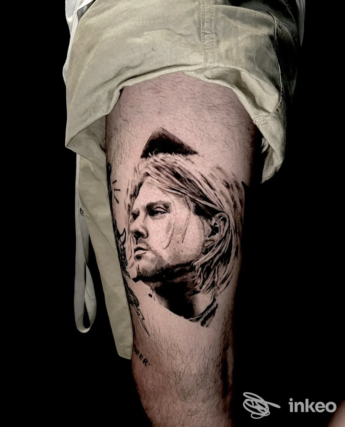 Tatuaggio ritratto in bianco e nero su coscia realizzato da Djanga Tattoo Studio, Leini.