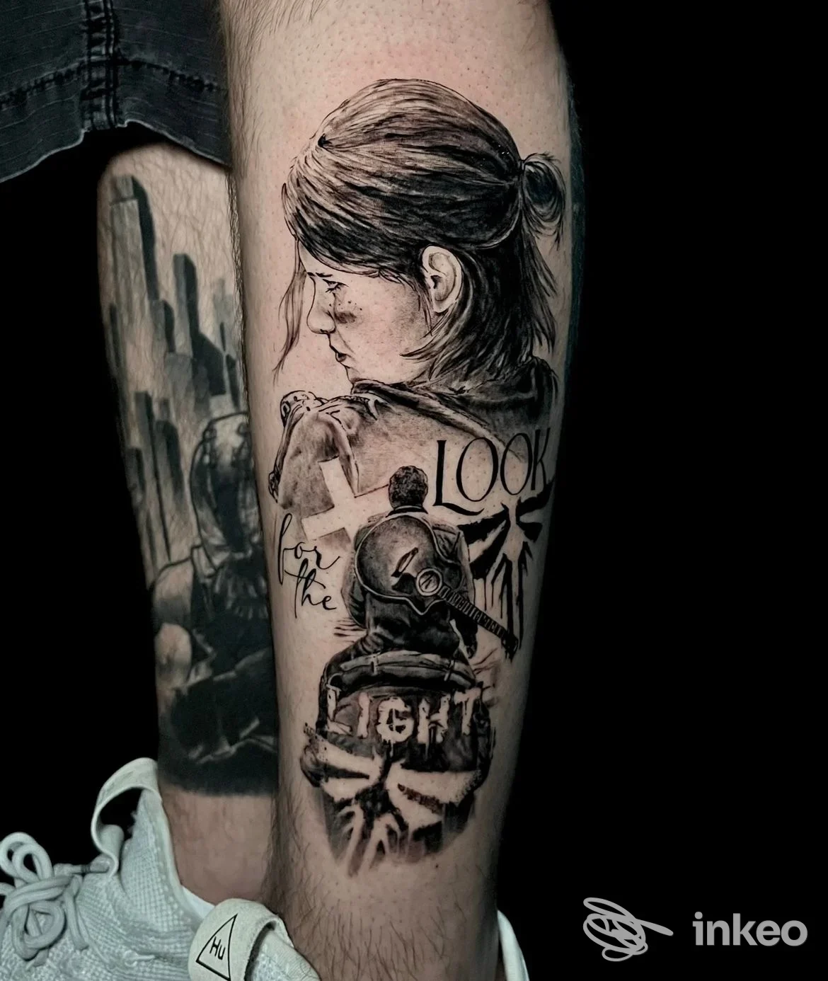 Tatuaggio realistico in bianco e nero sul polpaccio, ritratto femminile e scena di guerriero — Djanga Tattoo Studio, Leini.