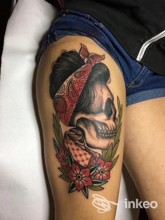 Tatuaggio colore su coscia con teschio fasciato da bandana e fiori, Dream Tattoo Fulvio Verdina, Borgosesia.