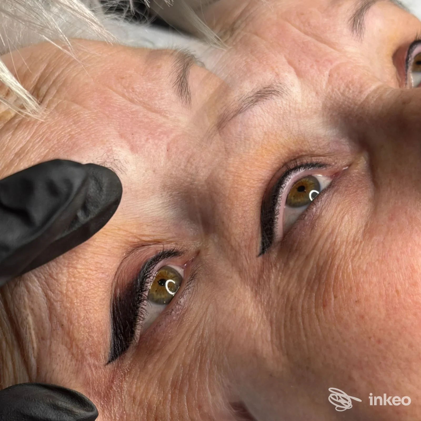 Primo piano di eyeliner in trucco permanente su cliente, Elle Pmu e Fine line, Strambino.