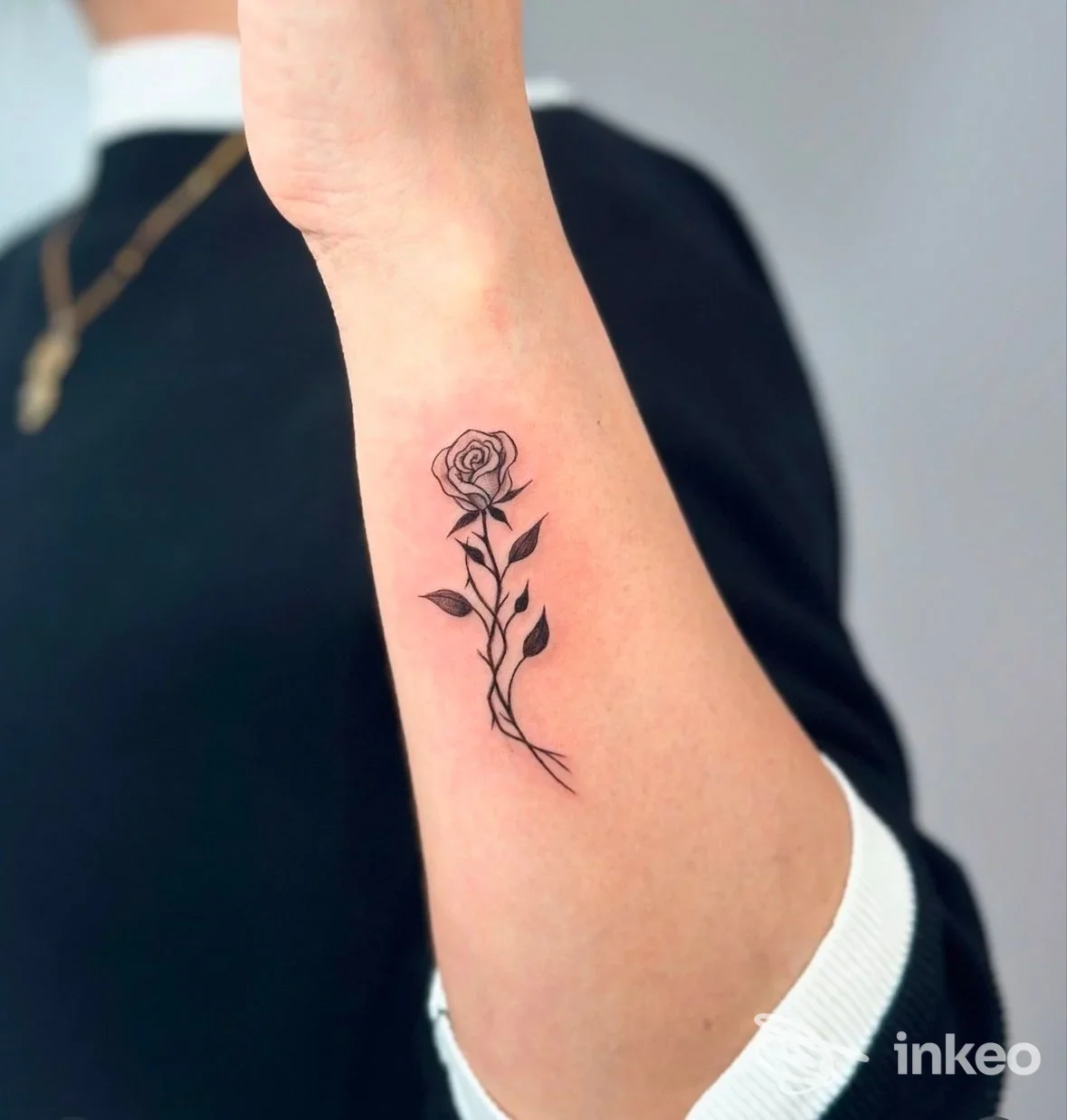 Tatuaggio a rosa stilizzata sull'avambraccio, realizzato da Elle Pmu e Fine line a Strambino.