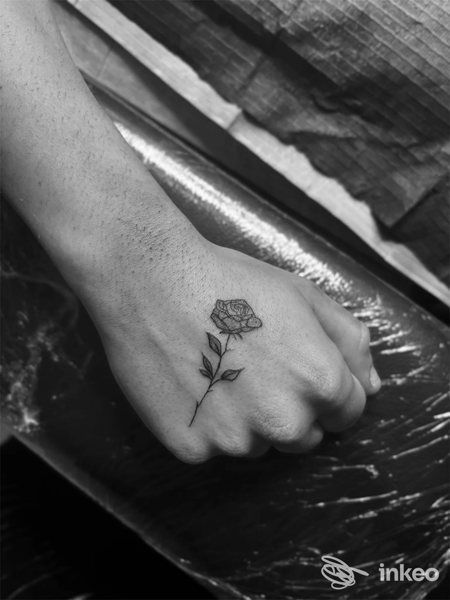 Piccolo tatuaggio a fine line di una rosa sul dorso della mano, foto fornita da Elle Pmu e Fine line, Strambino.