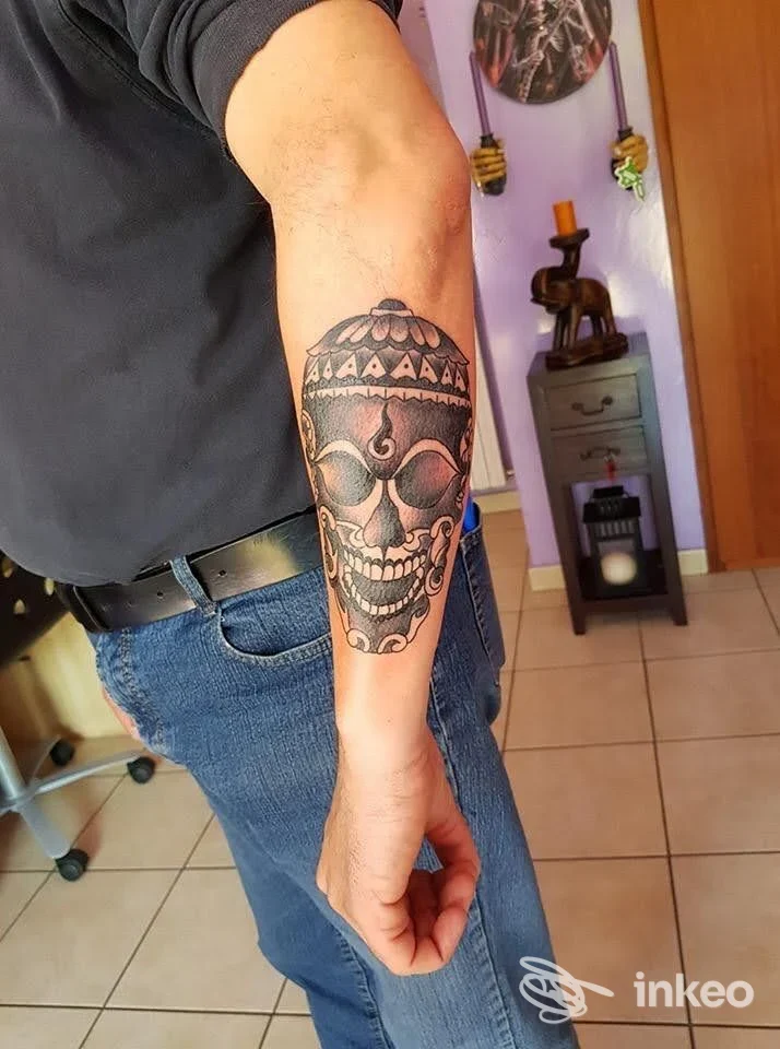 Tatuaggio in nero e grigio di un teschio ornamentale sull'avambraccio, Etien Tattoo, Ivrea.