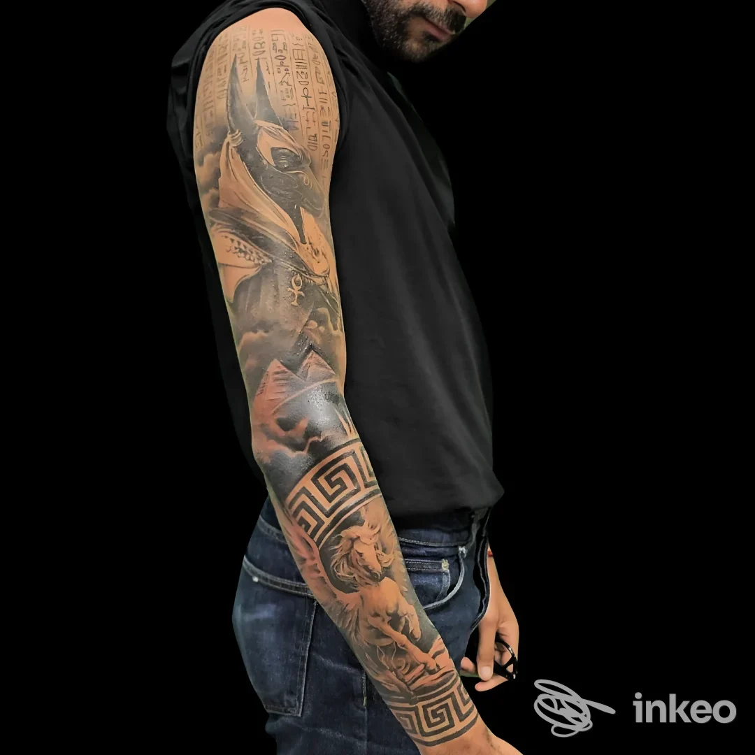Manica tatuata in bianco e nero su braccio di persona, fotografia promozionale di Expression Tattoo, Moncalieri.