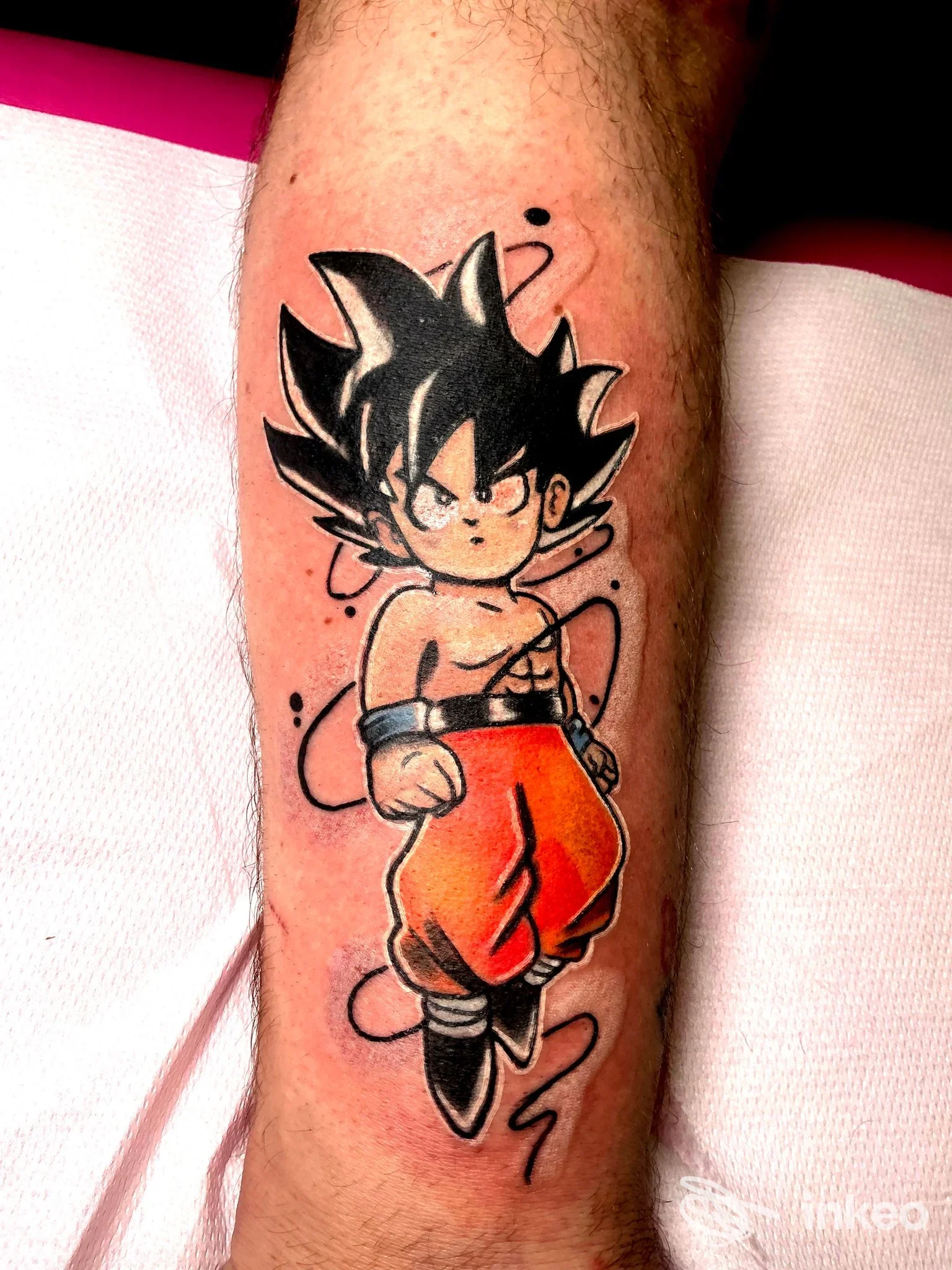 Tatuaggio a colori di personaggio anime (Goku bambino) sull'avambraccio, foto inviata da GEMINI tattoo studio a Chivasso.