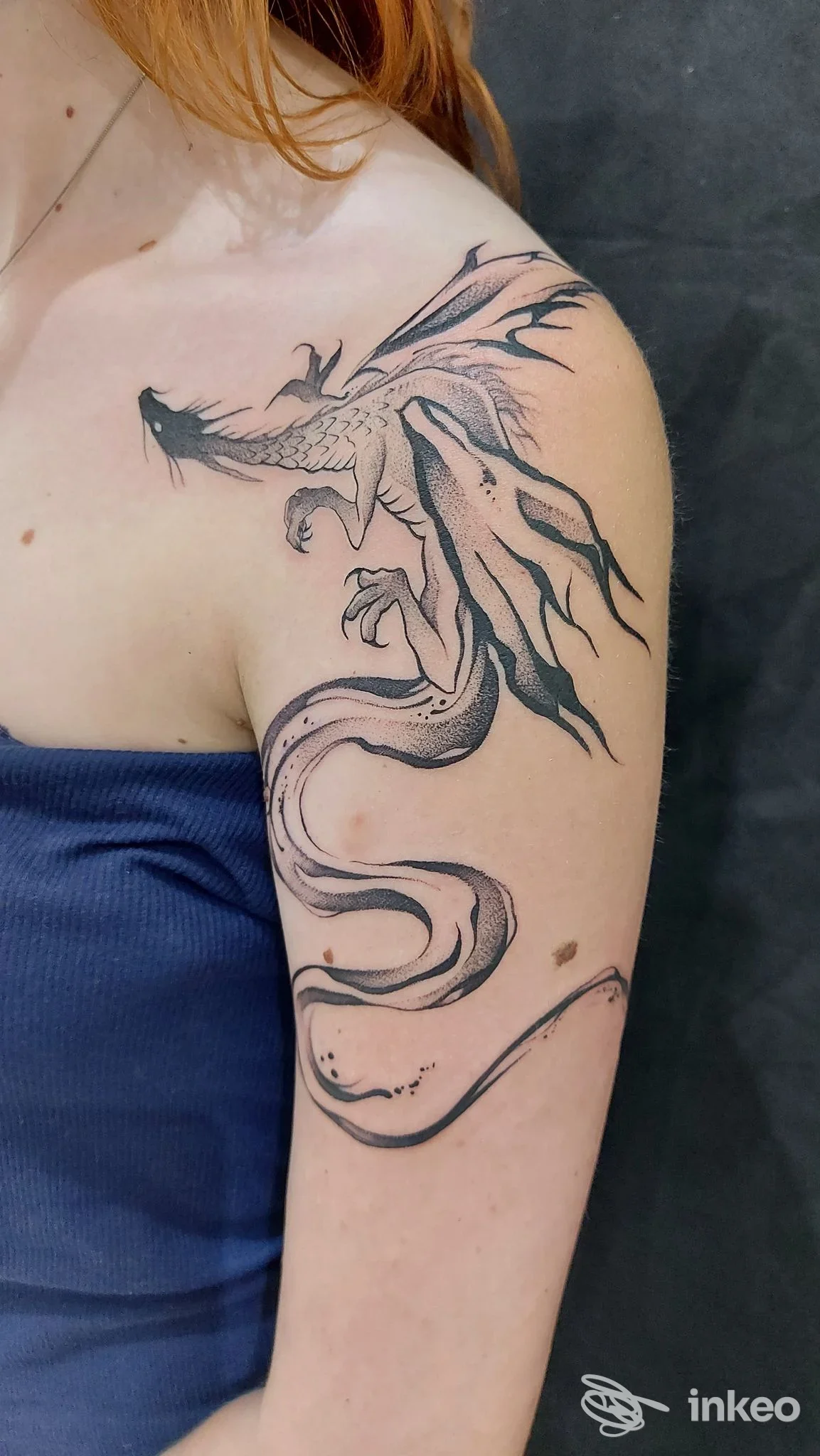 Tatuaggio nero a motivo drago/serpente sulla spalla e braccio superiore, Empire Tattoo Studio, Alpignano.