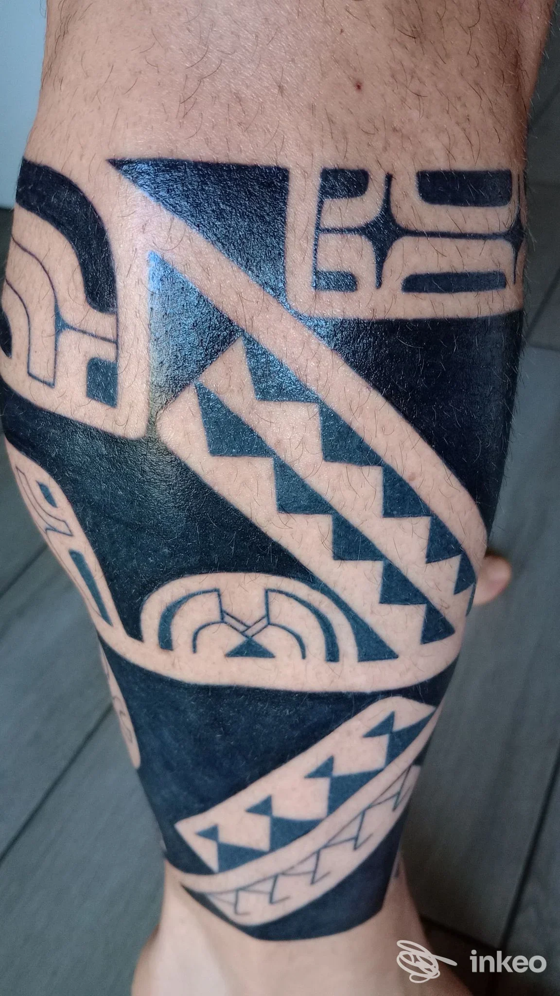 Tatuaggio blackwork geometrico sul polpaccio, Empire Tattoo Studio ad Alpignano.