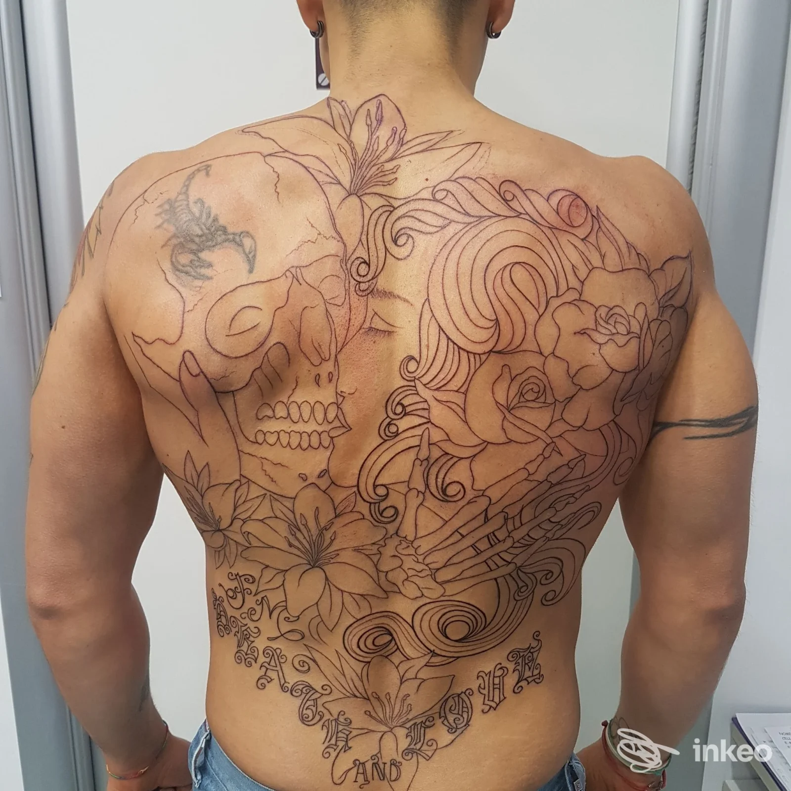 Schiena intera tatuata con grande teschio e motivi floreali, foto inviata dallo studio Fantasy Of Skin Tattoo & Body Piercing ad Alessandria.