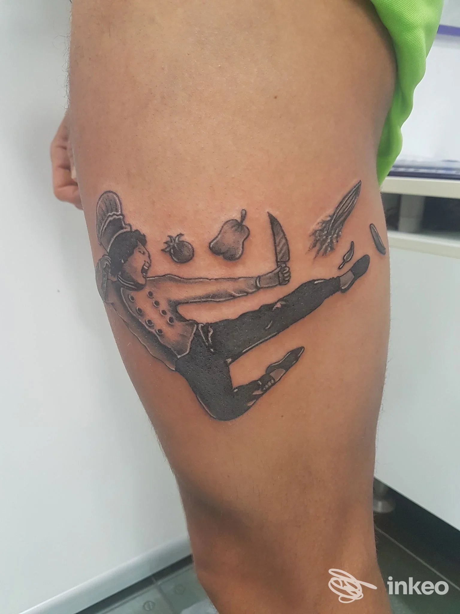 Tatuaggio blackwork su coscia con figura stilizzata, foto dallo studio Fantasy Of Skin Tattoo & Body Piercing, Alessandria.
