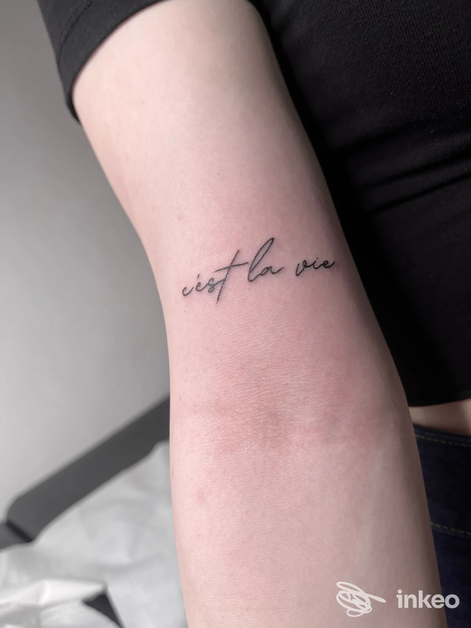 Braccio con una frase in corsivo tatuata sulla parte interna, visibile nel contesto di una pelle. Studio Sulla Luna Tattoo Studio.