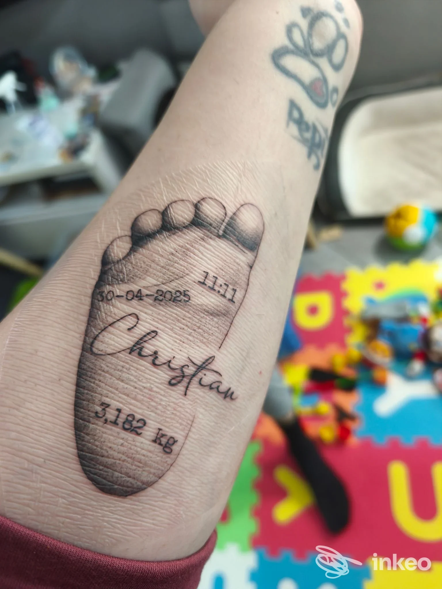 Tatuaggio impronta del piede con nome e dati sul avambraccio, Futura tattoo studio, Cuorgnè.